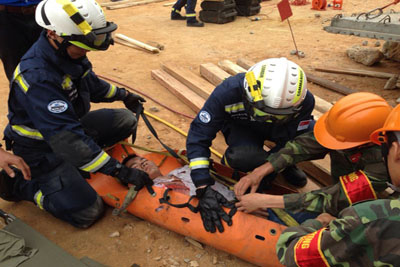 <p>SCDF rescuers working together with their international counterparts to rescue a casualty</p>