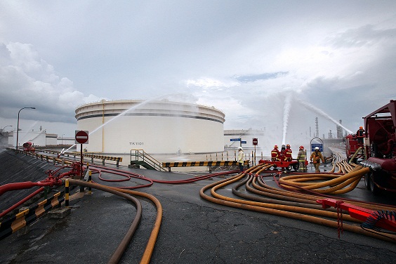 <p>Large water- foam monitor mitigating an oil tank fire scenario</p>