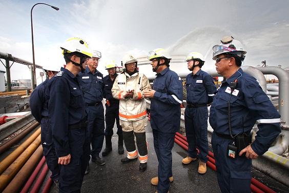 <p>Minister S Iswaran being briefed on the fire ground operations</p>