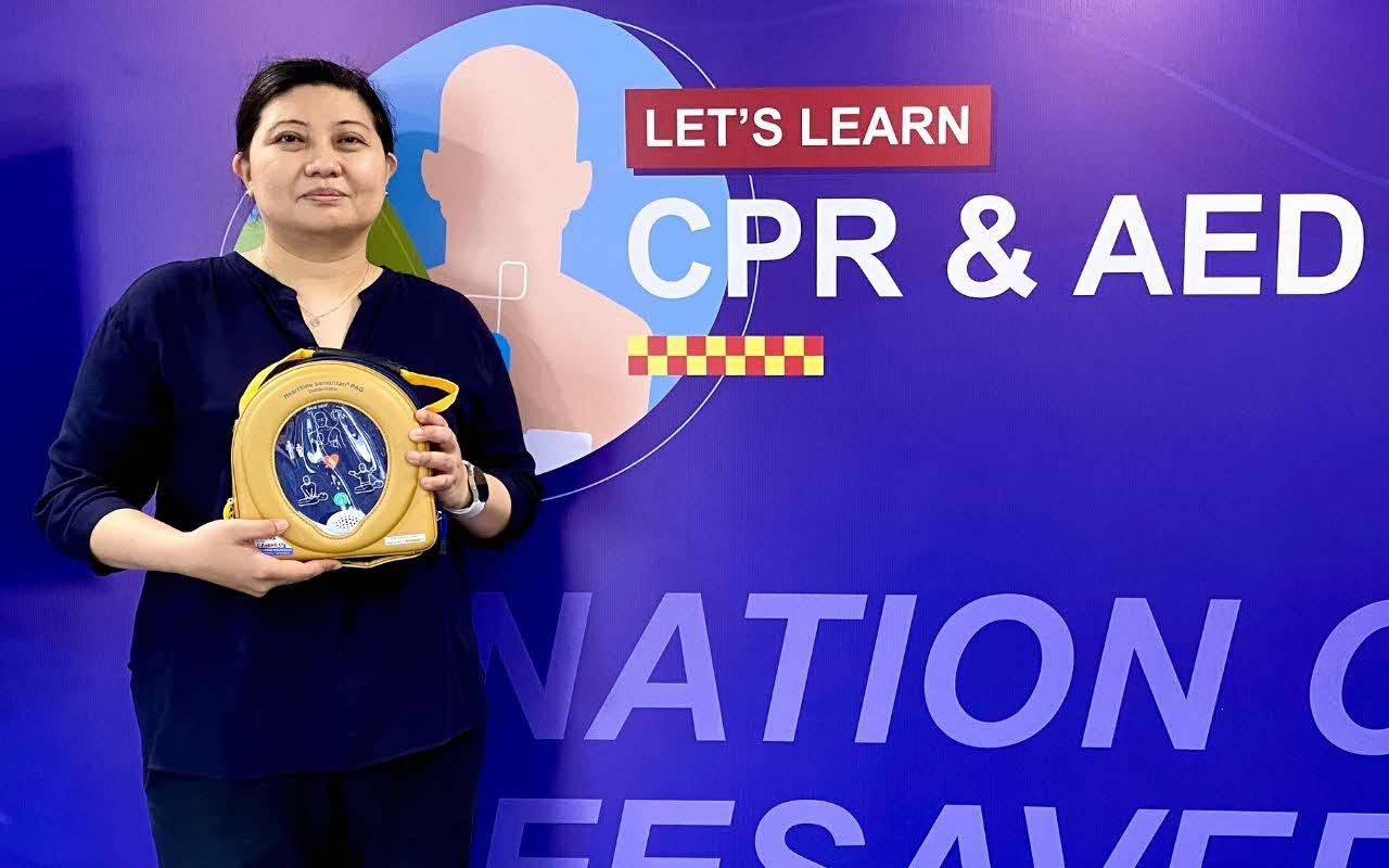 LTA Raha holding an AED