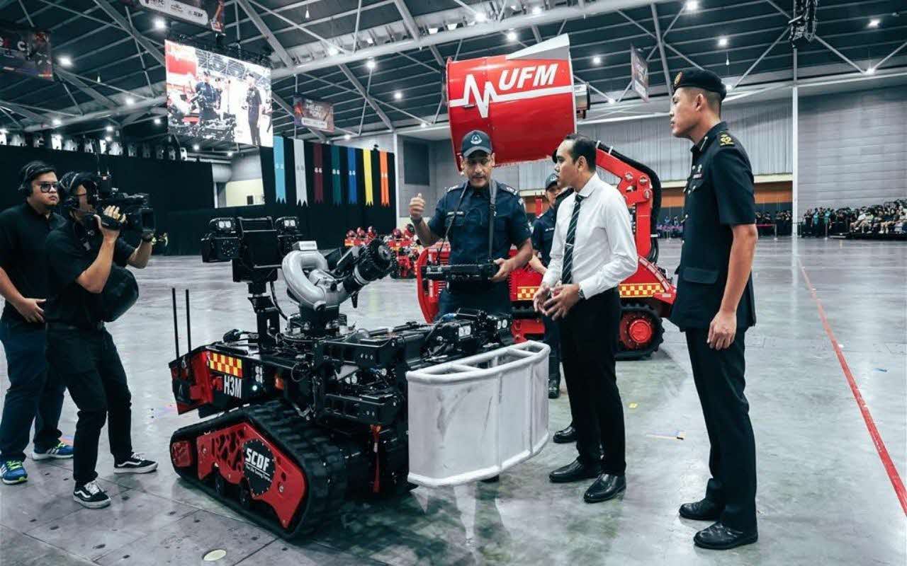 An SCDF operator explaining the capabilities of the High Mobility Modular Machine (H3M) to Mr Zhulkarnain