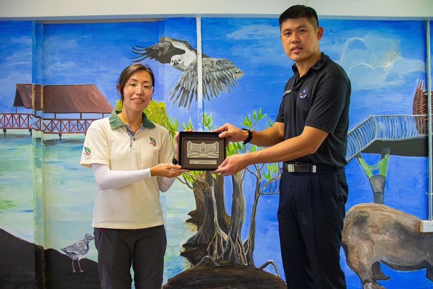 AC Alan Chow, Director CDA, presented Ms Yang Shufen, Director Conservation NParks, a token of appreciation at the end of the event