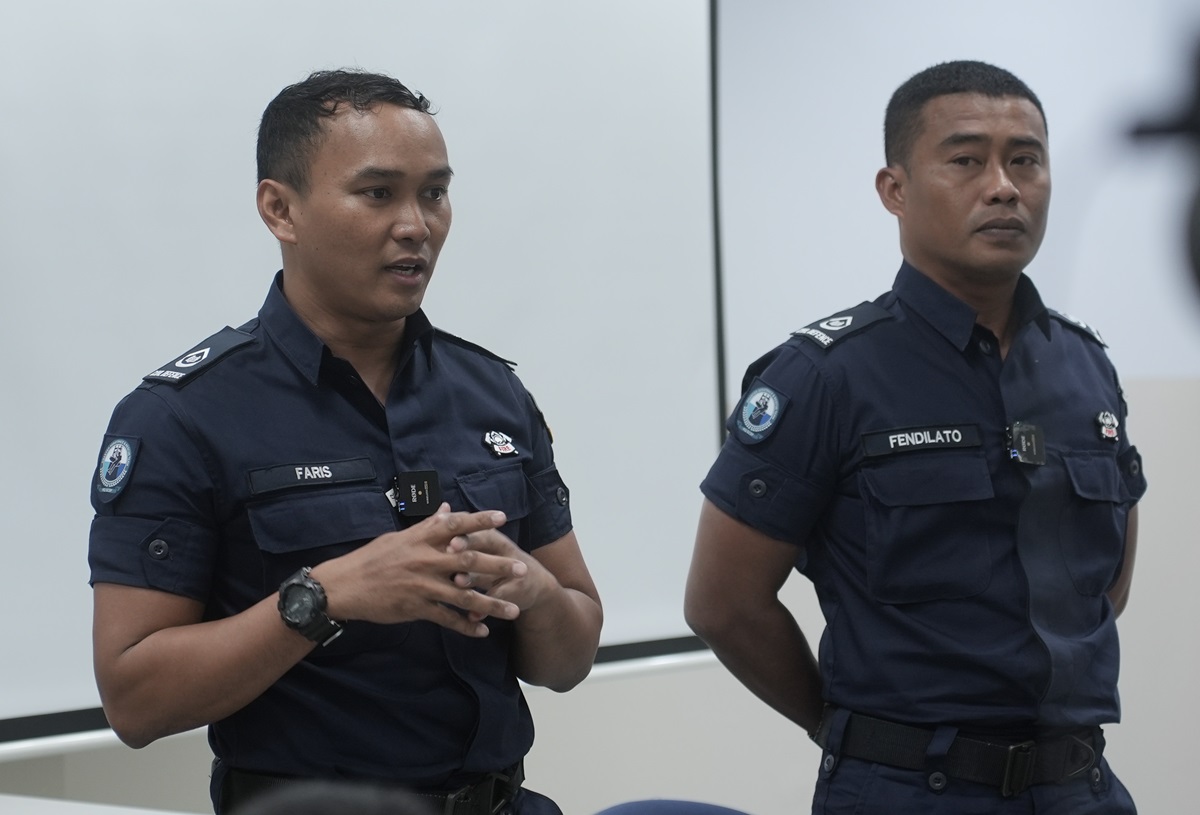 WO1 Muhammad Faris (left) recounting the rescue of the man 