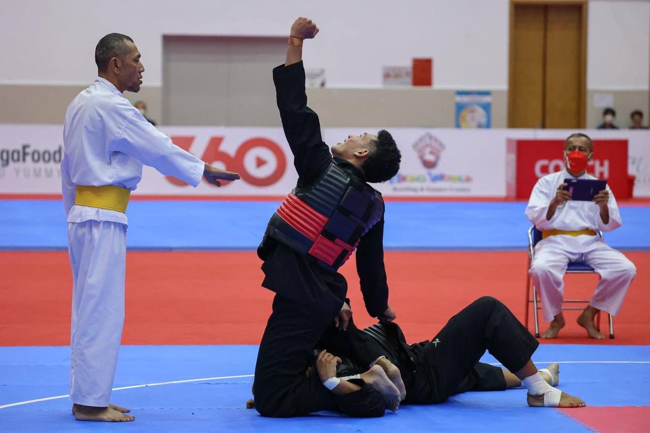 LCP (NSF) Muhammad Syakir in a match against his opponent from Thailand