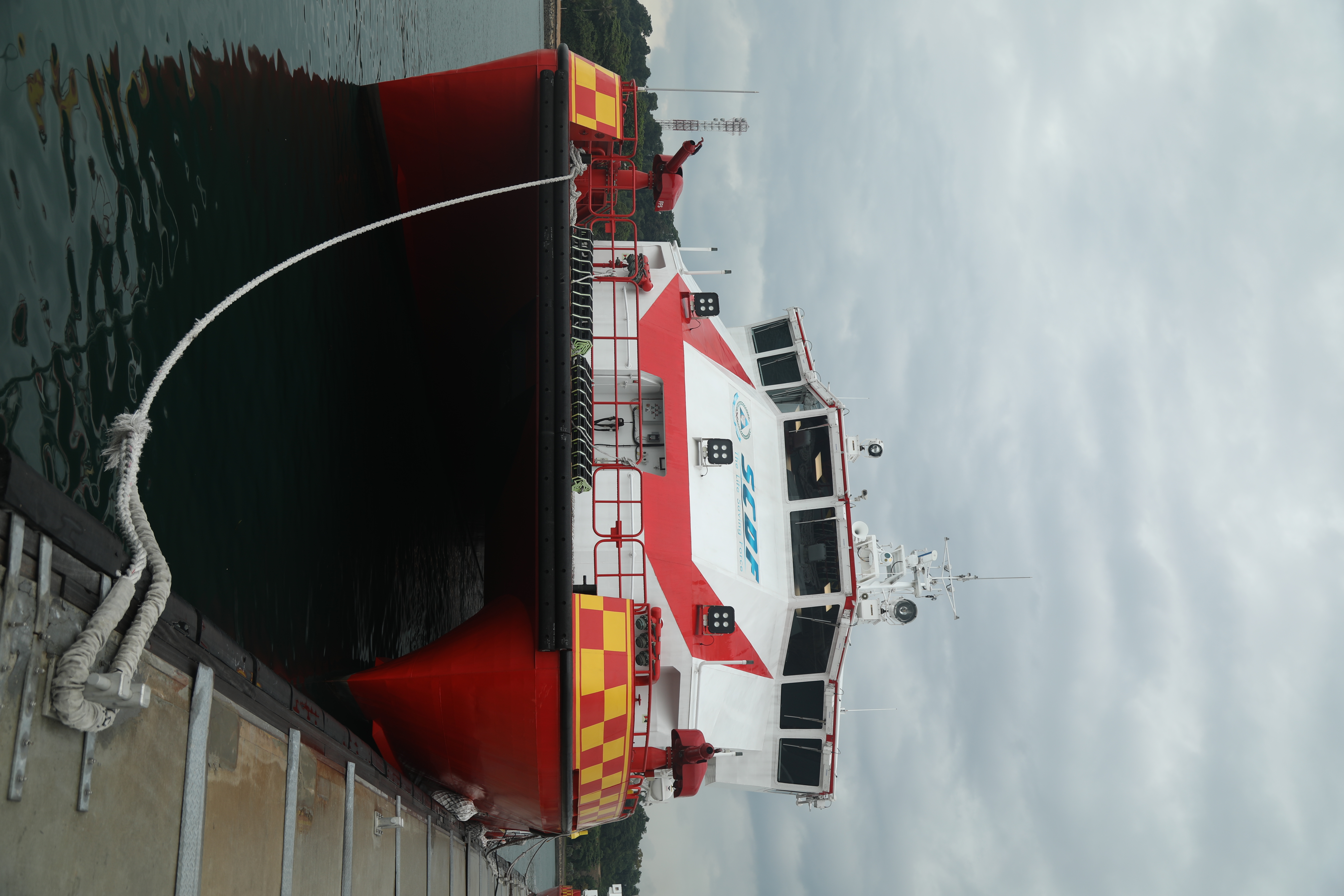 The Heavy Rescue Vessel (HRV 821)/Red Manta