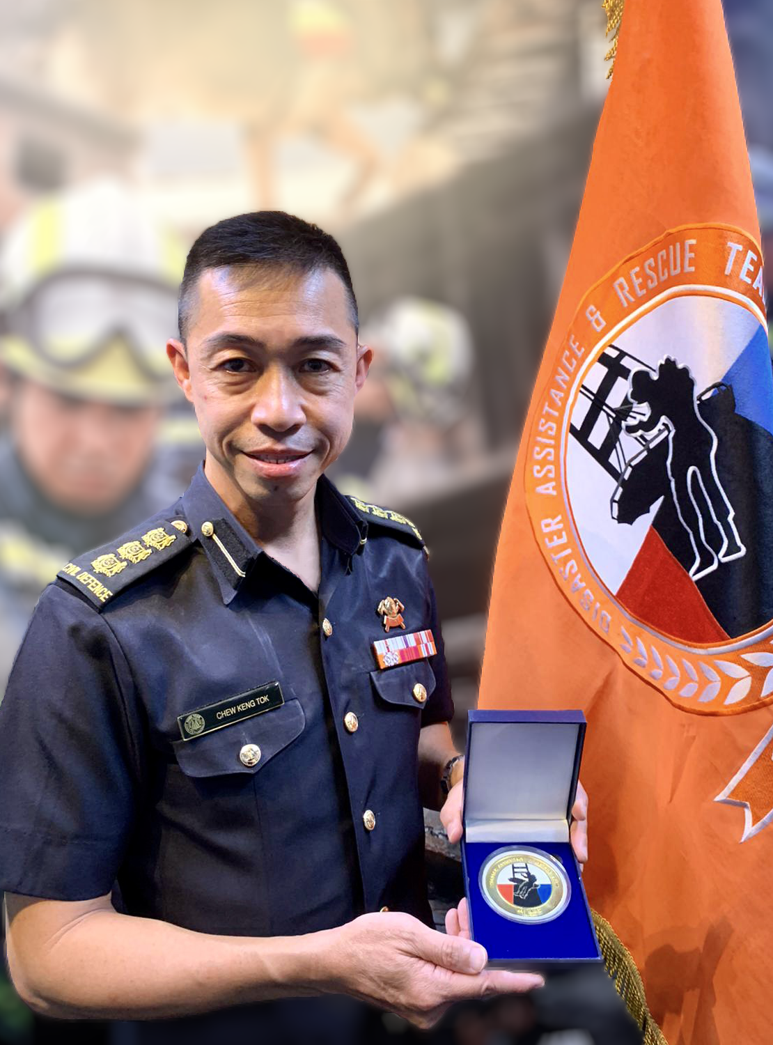 COL Chew Keng Tok holding his well-deserved medallion