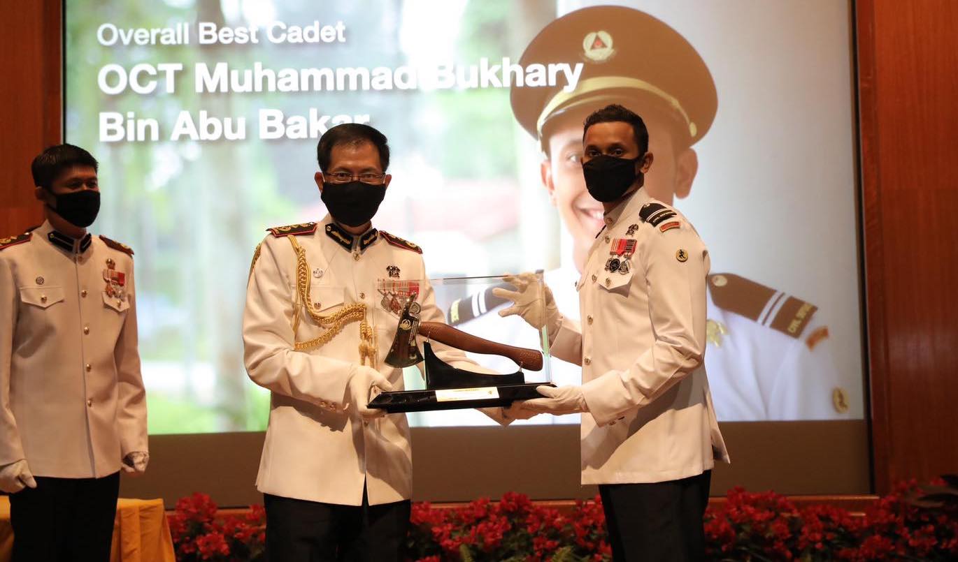 LTA Bukary receiving the Overall Best Cadet axe