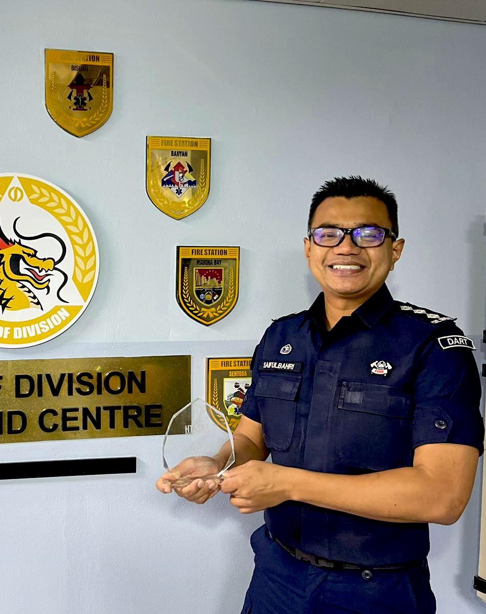 CPT Saifulbahri holding the award in his hand