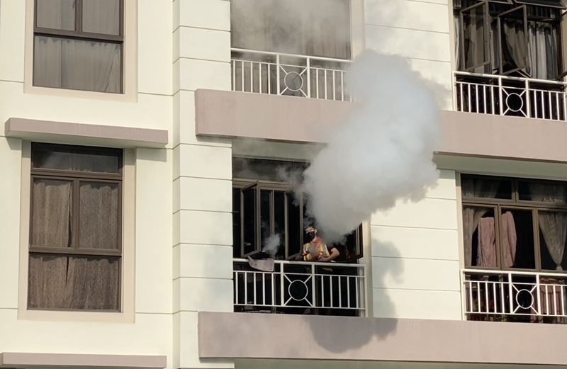 A CERT member extinguishing an incipient fire during the S&S Day demonstration. PHOTO - SCDF : Thomas Lim